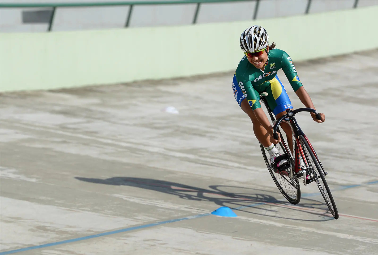Ciclista competindo em pista de velocidade