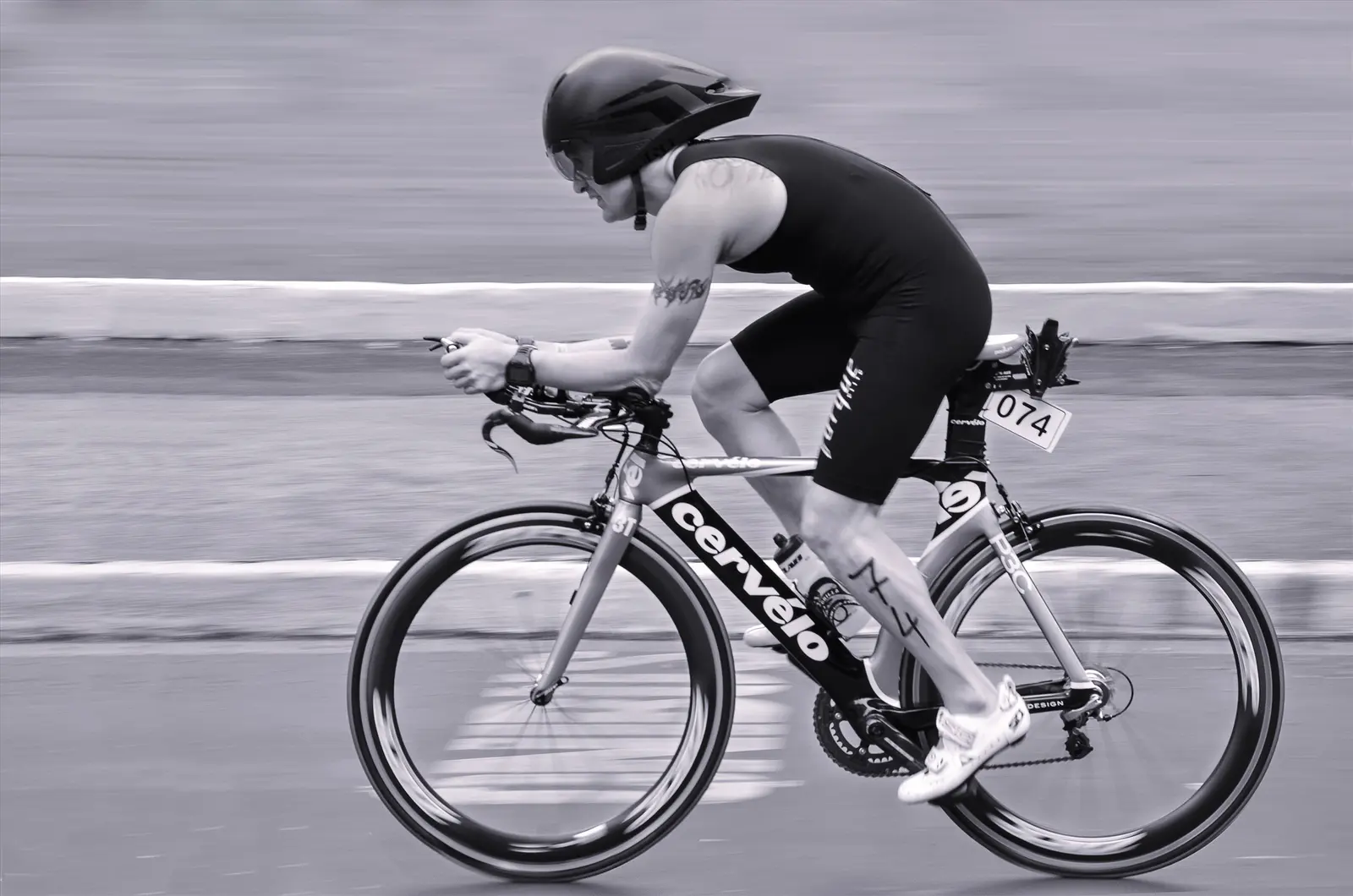 Ciclista em velocidade fotografado com técnica de panning