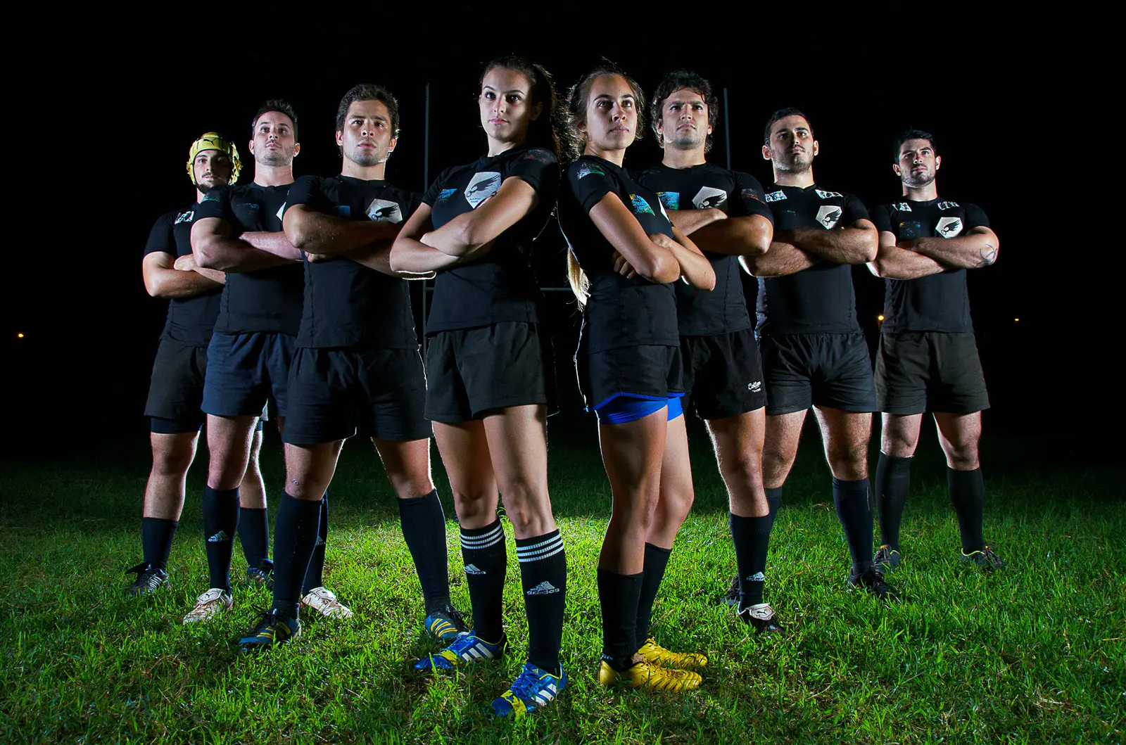 Equipe de rugby reunida para retrato esportivo