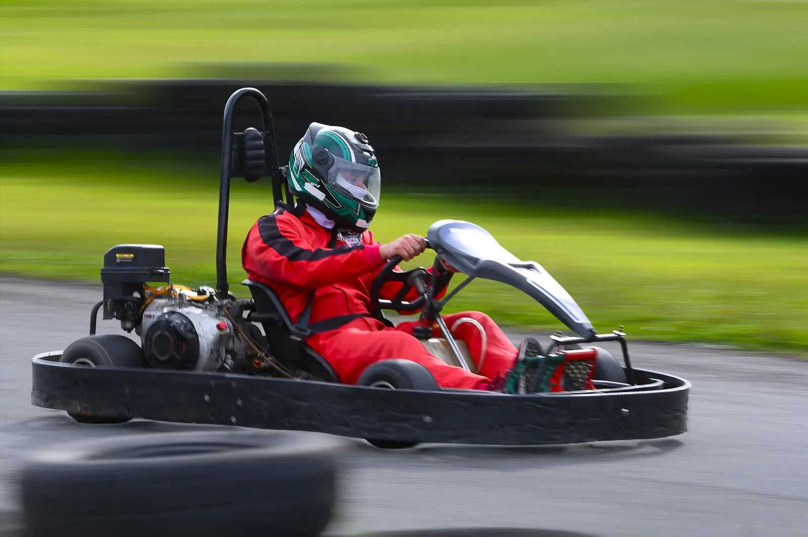 Piloto de kart em alta velocidade na pista