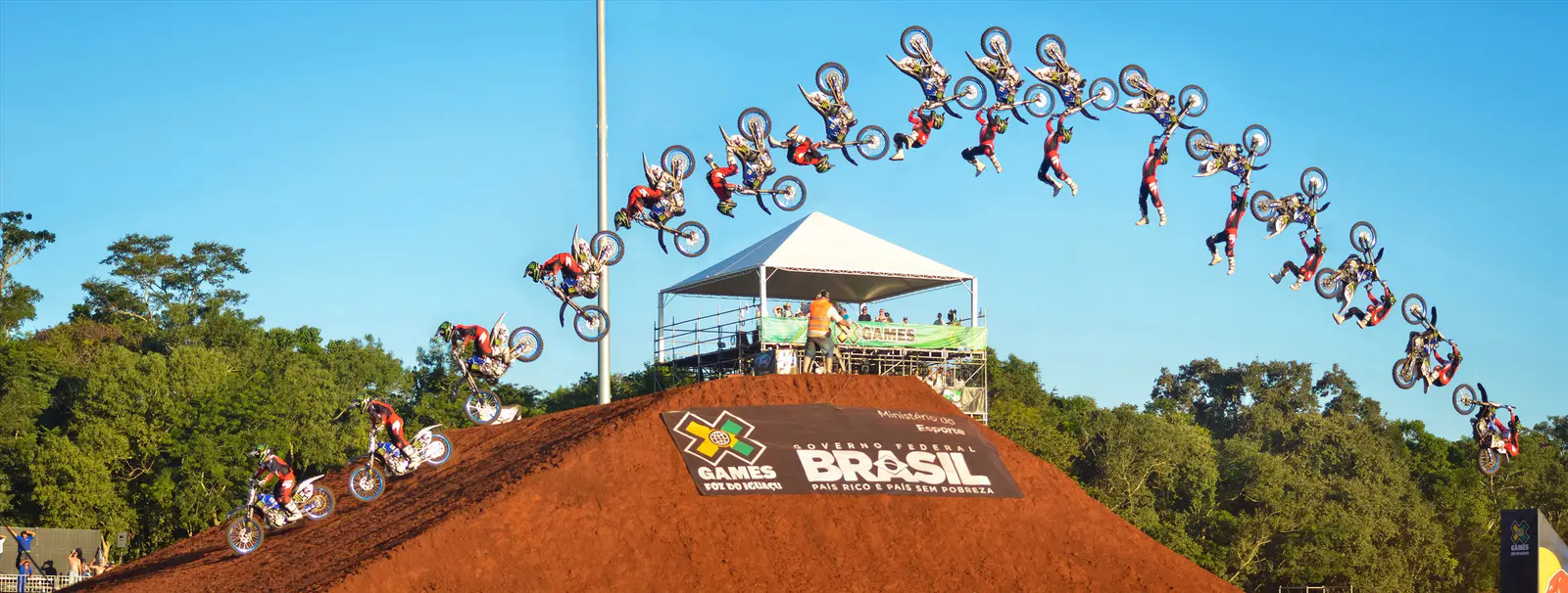 Sequência de salto de motocross fotografada pela Edu Corrêa