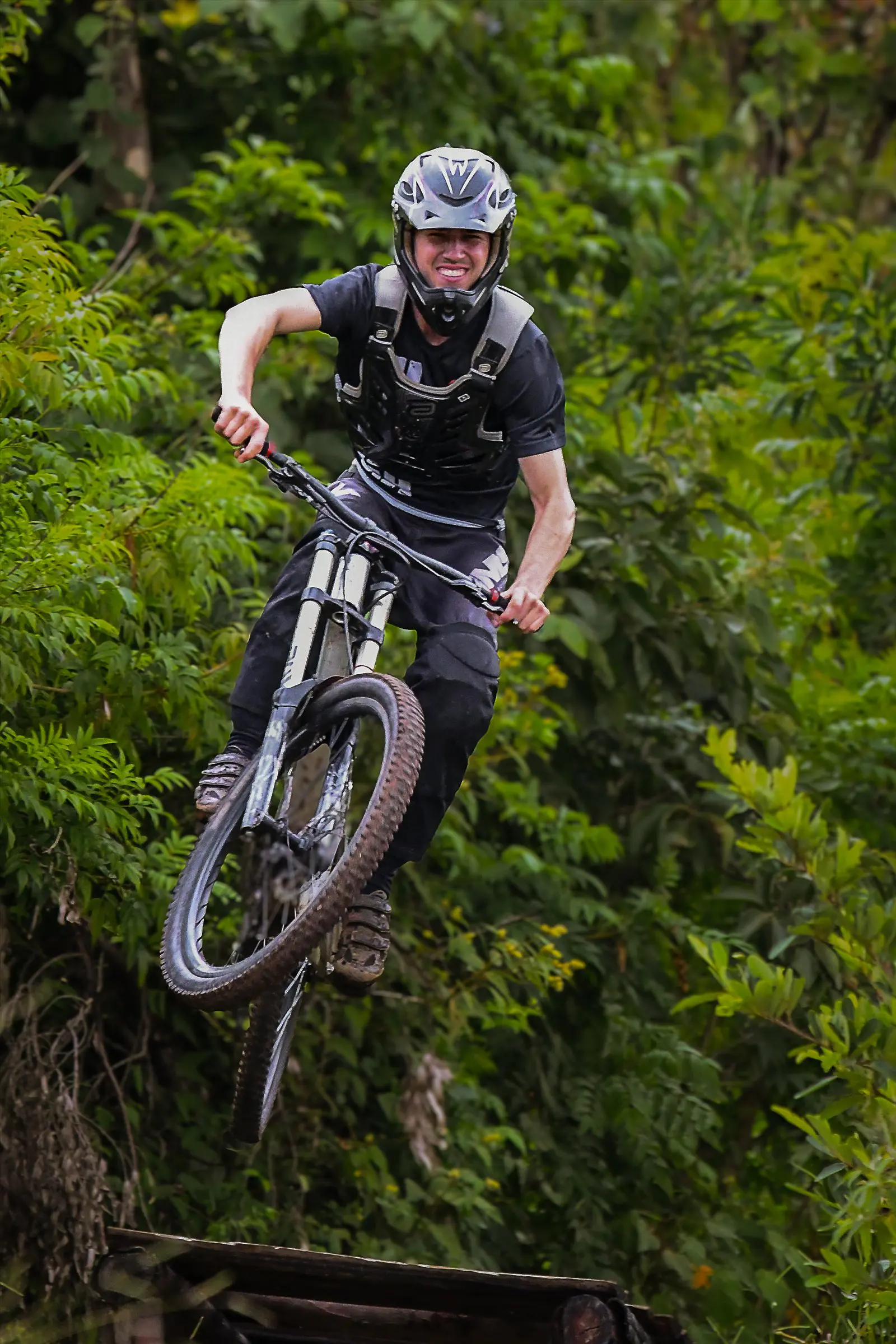 Ciclista de mountain bike descendo uma trilha