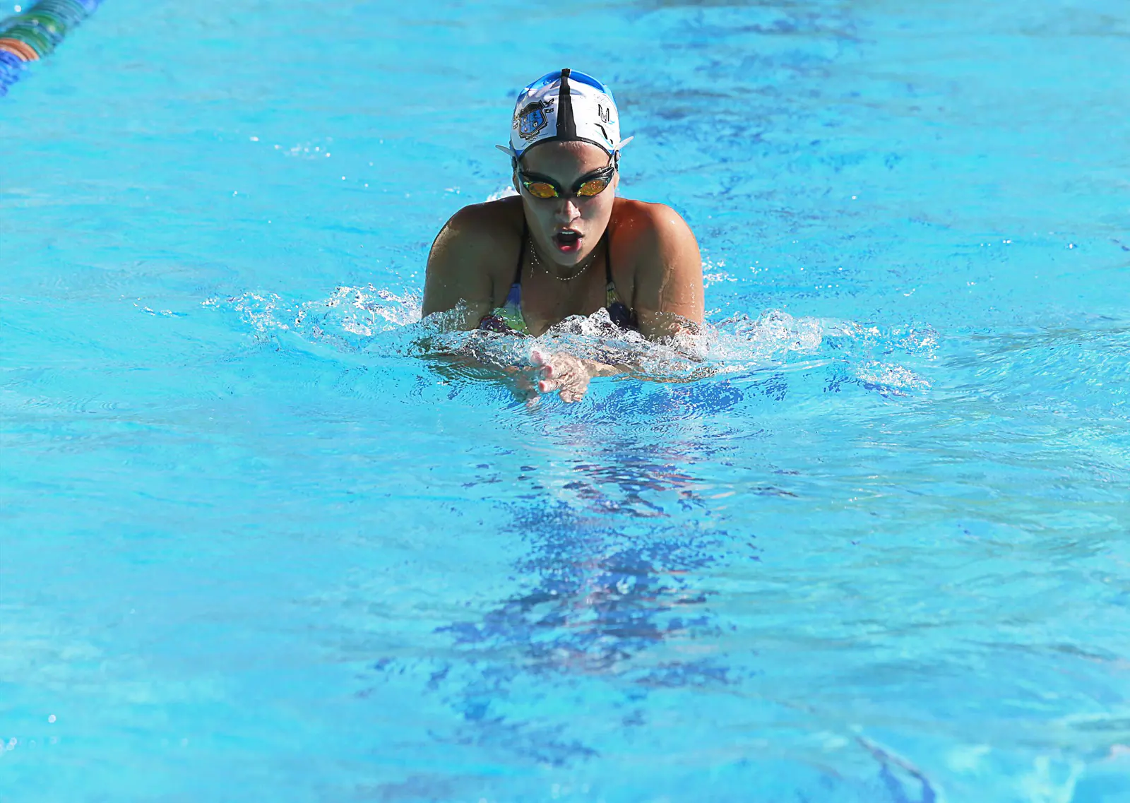 Nadadora durante prova em piscina