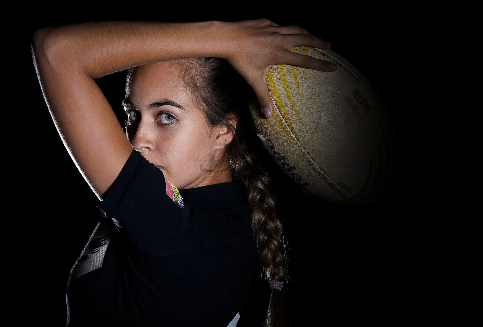 Atleta com bola em retrato esportivo de estúdio