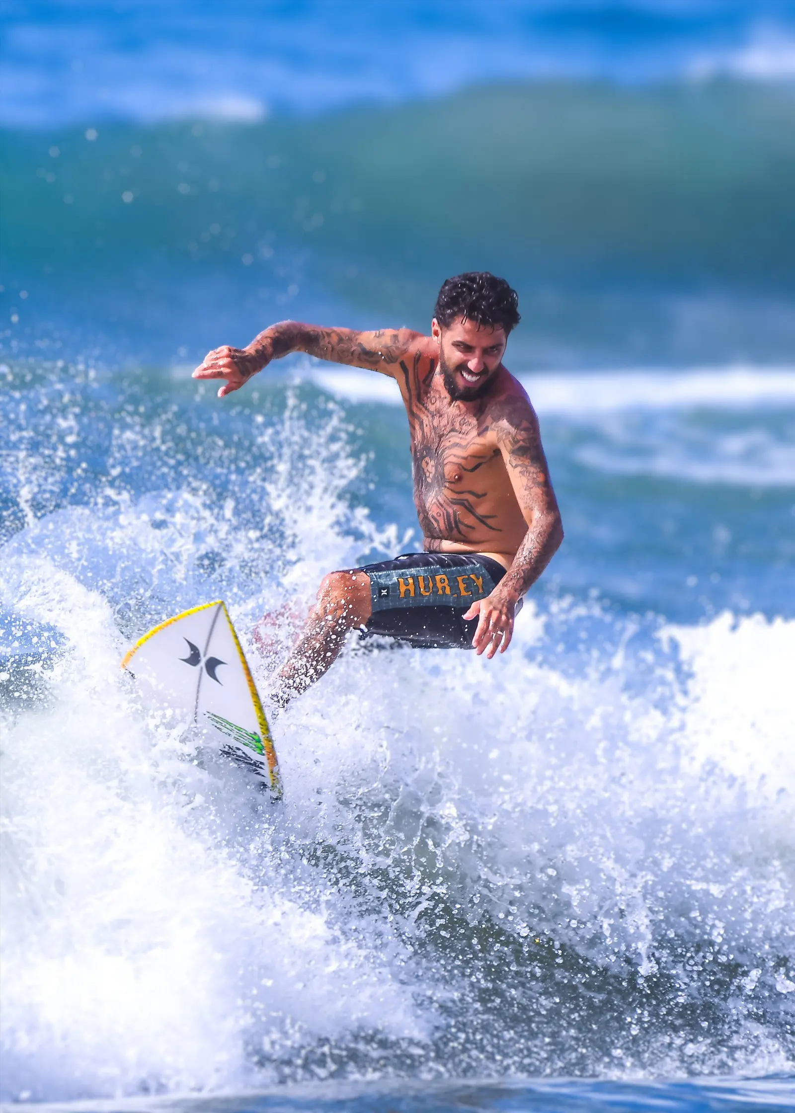 Surfista realizando manobra em uma onda